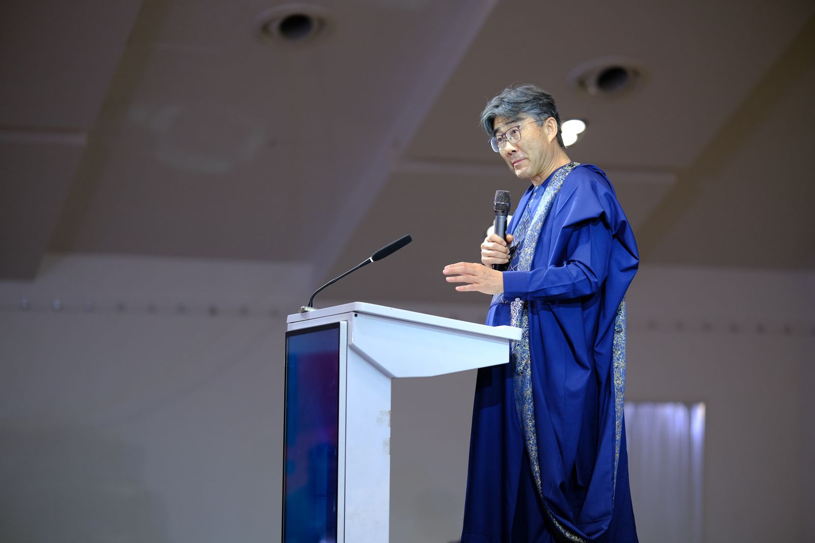Prof. George F. Gao delivers the keynote address